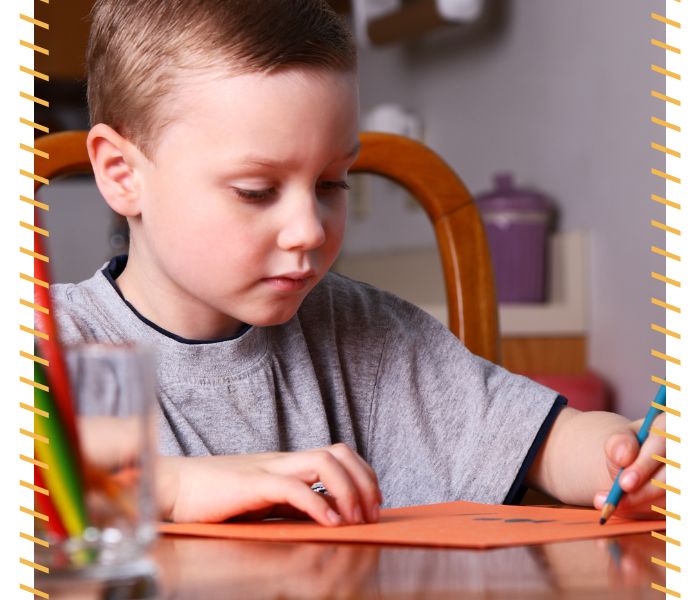 Dziecko rysujące przy stoliczku - Wysylkowo24.pl